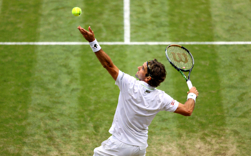 温布尔登网球锦标赛直播，选手正在发球